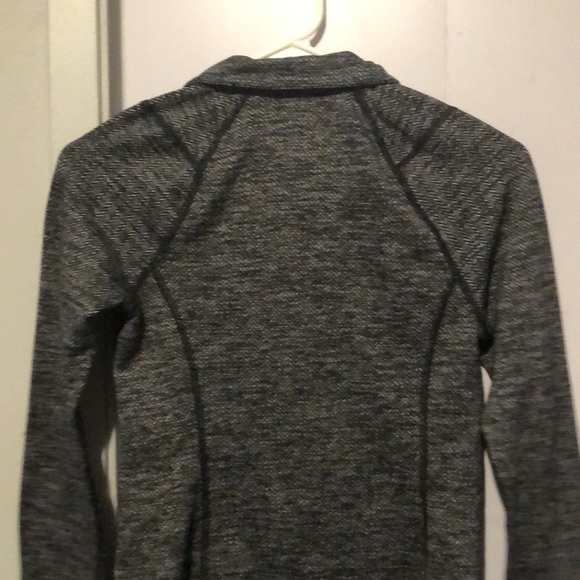 Old navy size XS activewear sweater - Picture 3 of 3
